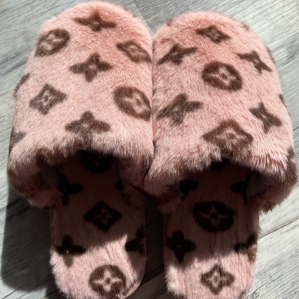 Faux fur slippers